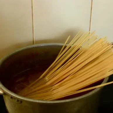 Rebus spaghetti secukupnya selama kurang lebih 8-12 menit hingga aldente