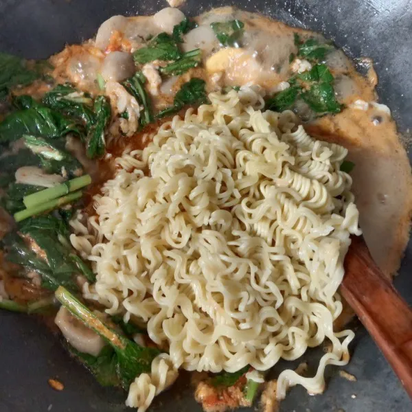 Masukkan mie aduk rata. Dan masak sebentar