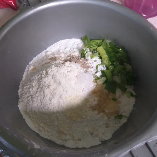 Untuk membuat cilok, campur bahan kering dalam mangkuk