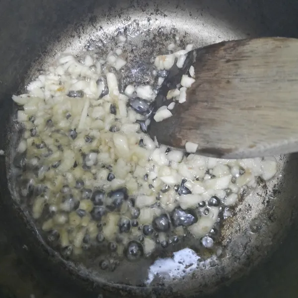 Buat minyak bawang dengan cara tumis lima buah bawang putih cincang dalam 1 sdm minyak wijen. Masak hingga sedikit kecoklatan, angkat.