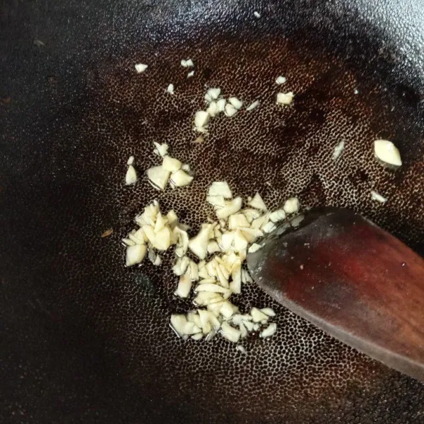 Tumis bawang putih sampai harum