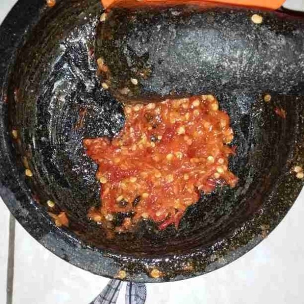 Goreng cabe merah, cabe rawit dan bawang putih hingga layu. Kemudian ulek kasar. Tambahkan gula, garam dan kaldu bubuk. Tuang sedikit minyak panas bekas goreng ayam kemudian tambahkan air perasan jeruk limau. Sambel taichan siap disajikan sebagai cocolan sate taichan