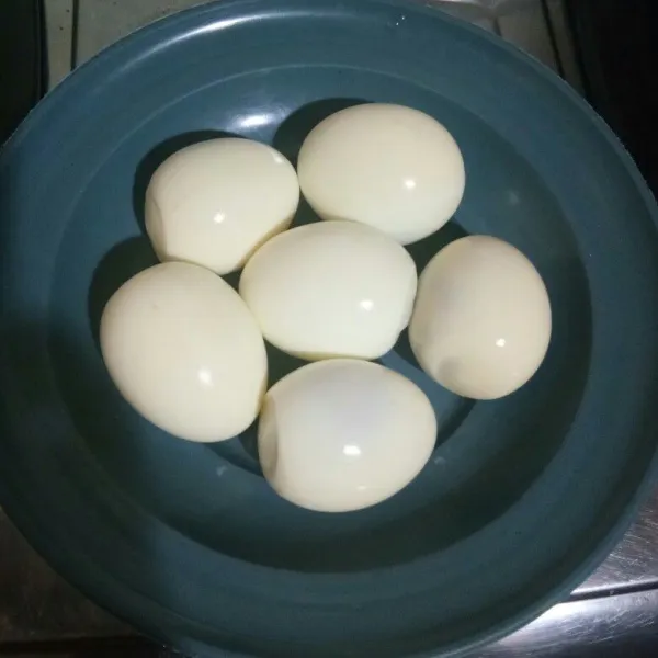 Lalu kupas telur dan kerat-kerat