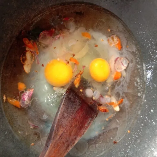 Masukkan air lalu telur masak sampai mendidih
