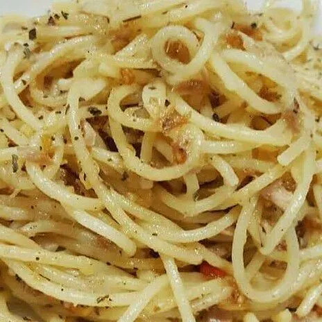 Tiriskan spaghetti, siapkan piring saji,  tambahkan sambal cumi di atasnya, atau bisa dicampurkan di wajan, aduk hingga tercampur rata