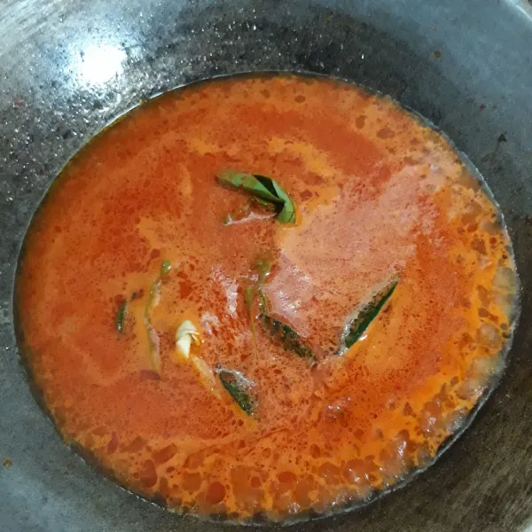 Masukkan air, daun salam, daun jeruk, daun kunyit dan serai, masak sampai mendidih