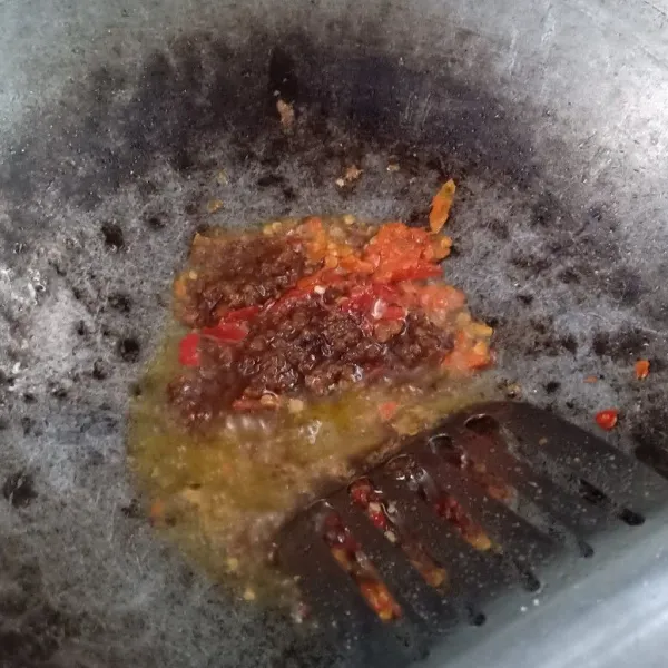 Panaskan sedikit minyak, tumis bumbu lodeh dan cabe rawit yang sudah dihaluskan. Tumis hingga harum