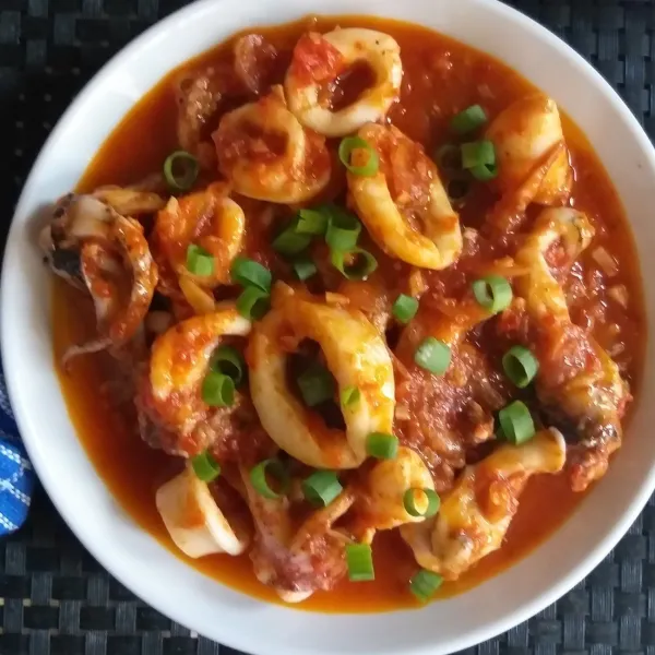 Sajikan hangat dengan taburan daun bawang