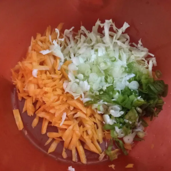 Siapkan sayuran dan iris tipis