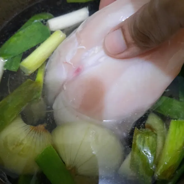 Masukkan dada ayam.