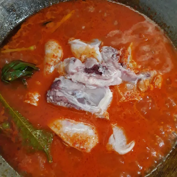 Lalu setelah mendidih, baru masukkan ayam, garam dan kaldu bubuk. Biarkan sebentar samapai mendidih kembali