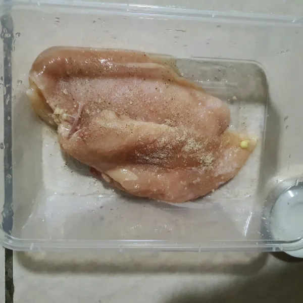 Marinate ayam. (jeruk nipis, lada dan garam secukupnya.) diamkan di kulkas 30 menit