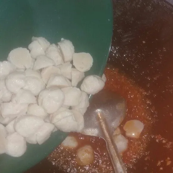 Masukkan pentol, aduk-aduk