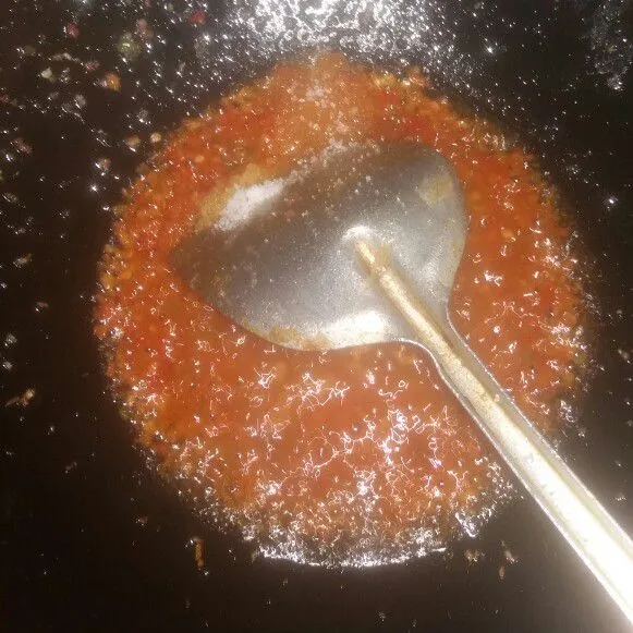 Tumis bumbu hakus hingga matang, lalu bubuhkan garam, gula dan kaldu bubuk. Aduk hingga tercampur rata