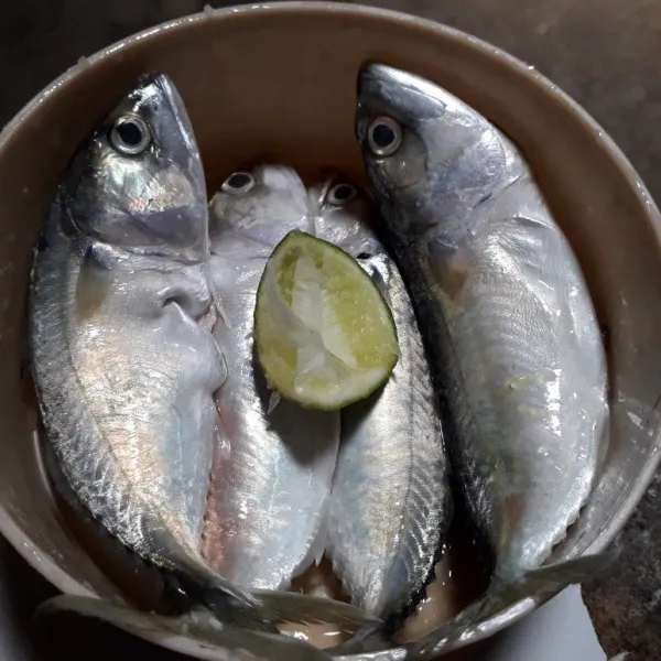 Bersihkan ikan kembung, marinasi dengan garam dan perasan jeruk nipis