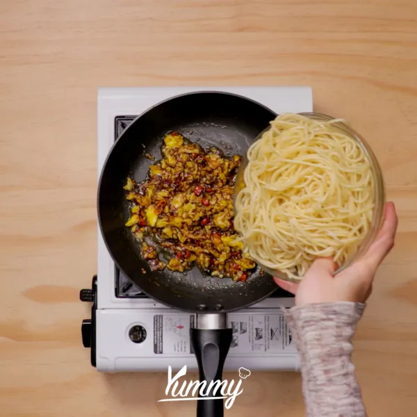 Tambahkan spaghetti dan air secukupnya. Aduk rata, masak hingga bumbu meresap. Koreksi rasa.