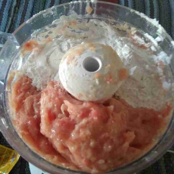 Tambahkan tepung tapioka. Blend hingga rata.