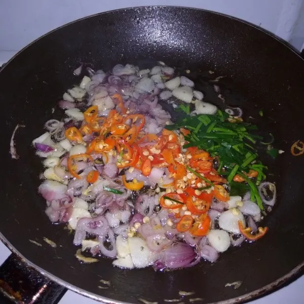 Masukkan irisan cabe rawit dan daun jeruk