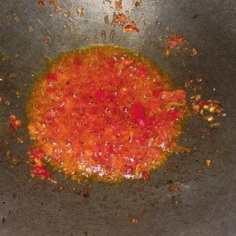 Haluskan bumbu tumis sampai wangi dan matang
