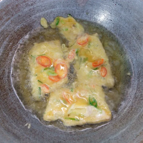 Masukkan tempe kedalam adonan. Kemudian goreng sampai matang