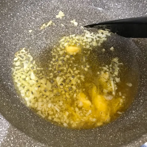 rebus wortel dan jagung hingga empuk. sisihkan. lalu tumis bawang putih dgn margarin hingga wangi. sisihkan di pinggir wajan.
