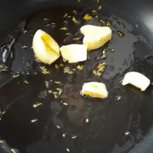 Geprek bawang putih, lalu di dalam teflon masukan 2 sdm minyak. Jika minyak sudah panas masukan rosemary bubuk dan bawang puith geprek. Sangrai bawang putih dan rosemary hingga harum
