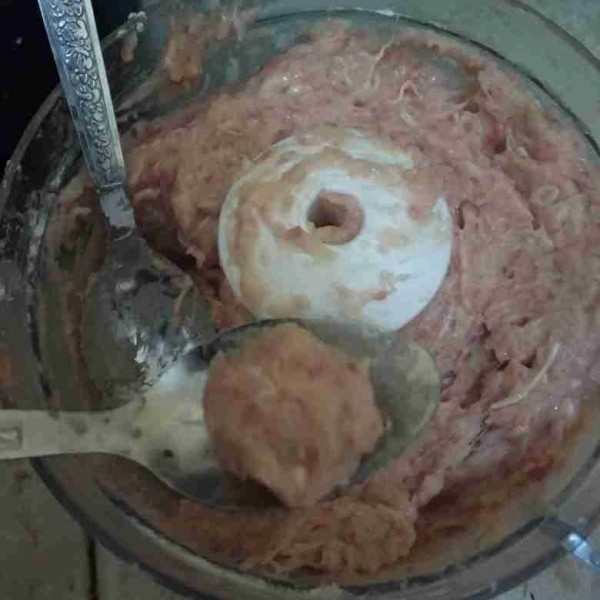 Bentuk bulat-bulat dengan bantuan sendok.