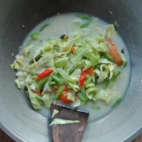 Masukkan kubis, garam, gula dan santan. Masak hingga matang sambil diaduk agar santan tidak pecah
