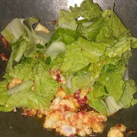 Masukkan sawi, bumbu mie instan, lada bubuk, dan minyak. Aduk sampai tercampur rata
