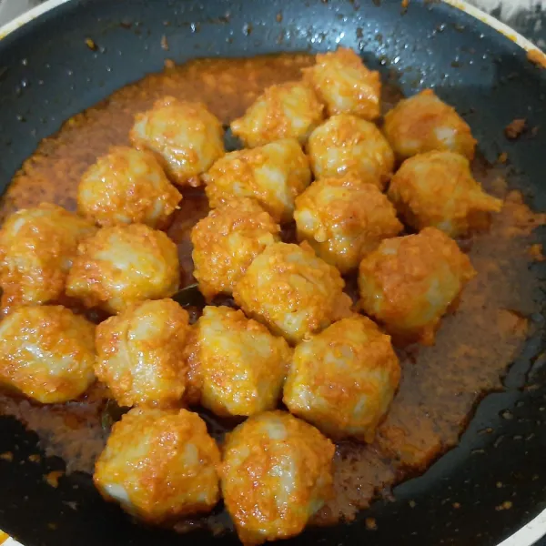 Aduk rata, masak hingga bumbu tercampur rata dan meresap. Sajikan