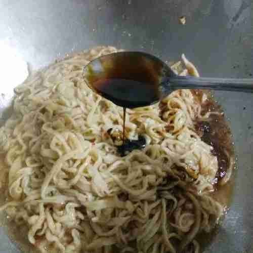 Tambahkan kecap manis. Aduk rata