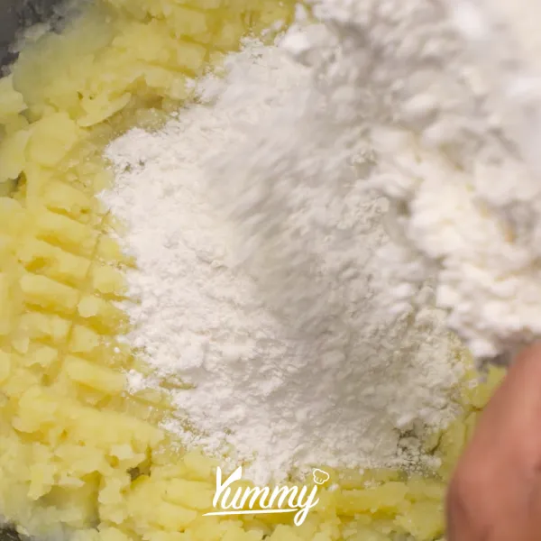 Tambahkan tepung terigu, gula halus, kental manis, perisa vanila, kuning telur dan susu cair ke dalam adonan lalu aduk hingga tercampur rata.