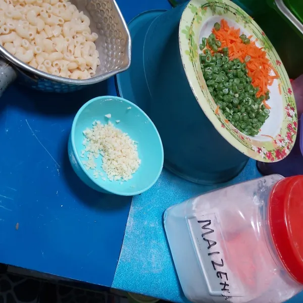 Rebus Makaroni dengan 500ml air mendidih (sisihkan kalau sudah masak), potong wortel dan kacang panjang sesuai selera, cincang bawang putih.