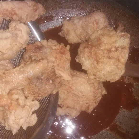 Setelah itu baru masukkan ayam goreng, aduk pelan hingga saus rata ke seluruh ayam