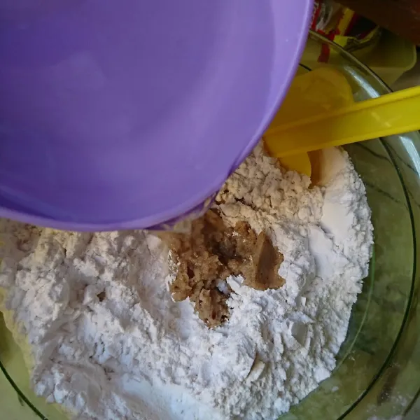 Campur tepung dan bumbu halus. Tuangi air panas perlahan. Uleni sampai kalis