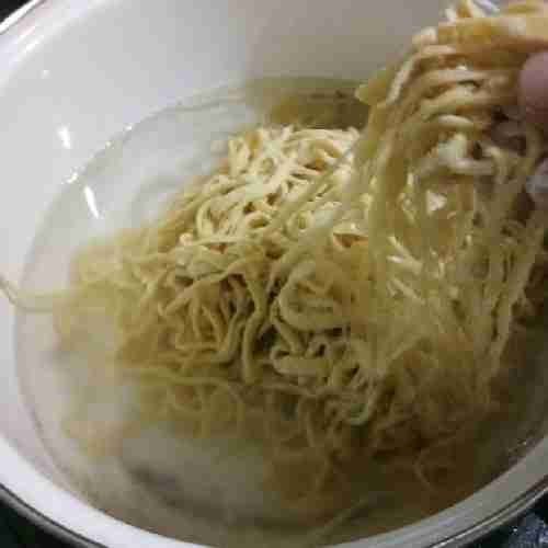 Didihkan air, tambahkan 1 sdm minyak goreng lalu rebus mie basah selama 3 menit. Angkat lalu tiriskan