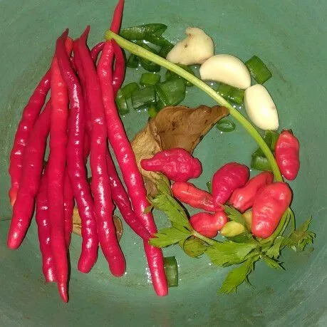 Cuci bumbu sampai bersih lalu haluskan