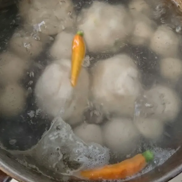 Didihkan air. Beri sedikit minyak goreng dan cabai rawit utuh. Rebus sampai matang, mengapung. Angkat, sisihkan