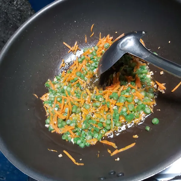 Masukan 2sdm minyak makan untuk menumis bawang putih wortel dan kacang panjang kurang lebih 3 menit dengn api sedang.