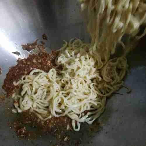 Lalu masukkan mie. Aduk rata perlahan agar mie tidak hancur