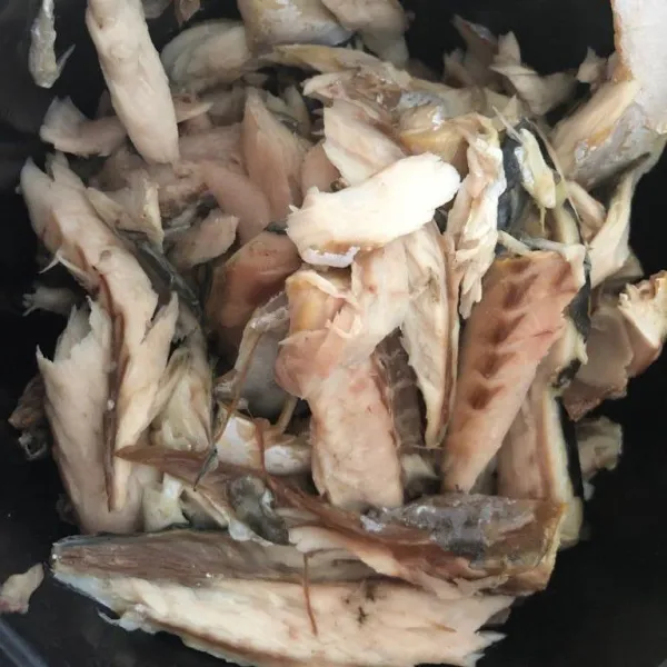 Siapkan ikan makarel/tongkol, hancurkan dengan garpu.