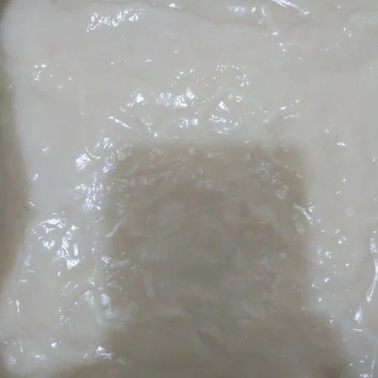 Tuangkan ke dalam loyang. Ratakan.