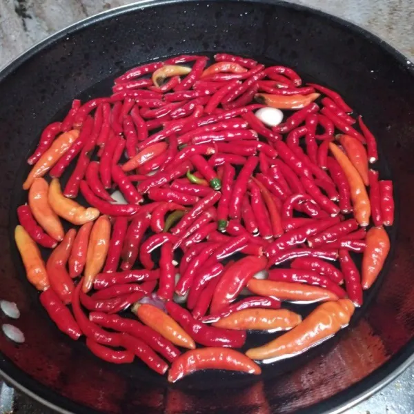Rebus bahan sambal kecuali tomat hingga matang kemudian saring.