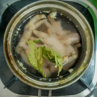Siapkan panci lalu rebus ceker ayam bersama daun salam hingga ceker empuk, lalu tiriskan
