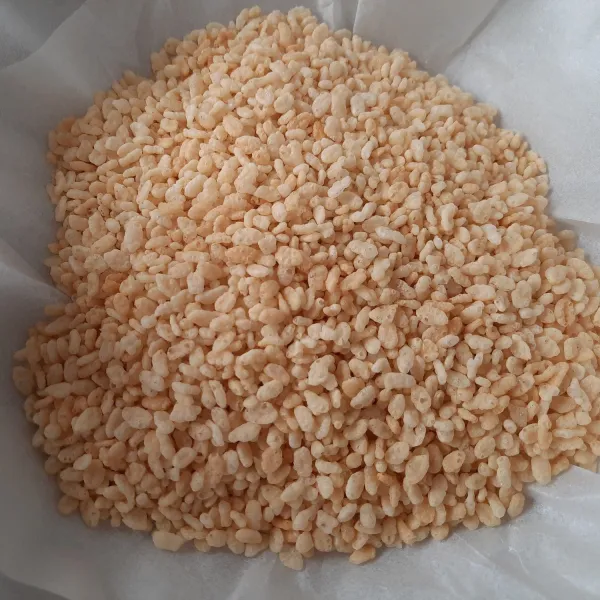 Masukan rice krispie ke mangkuk yg besar yang sudah di alas baking sheet atau sudah di lumuri mentega hingga rata.