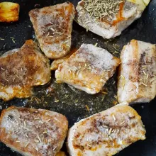 Balik ikan tuna agar matang rata, lalu beri rosemary bubu diatas ikan.