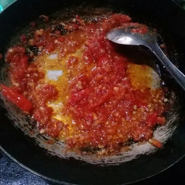 Tumis hingga harum lalu tambahkan garam dan gula pasir. Aduk rata, masak sebentar, matikan api