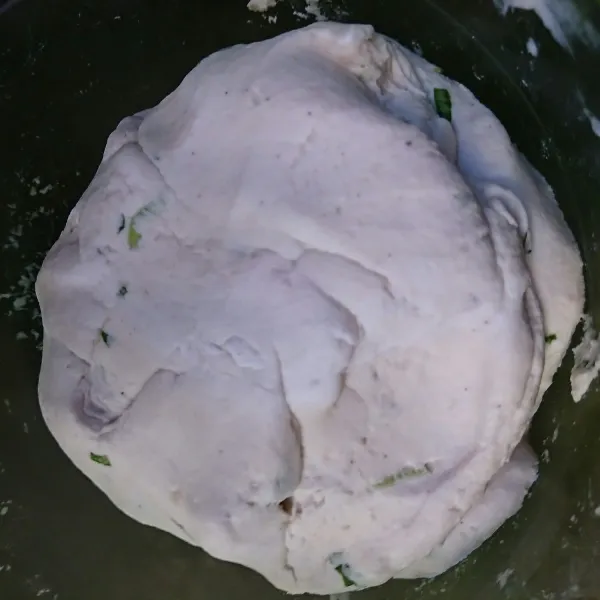 Masukkan daun loncang seledri. Uleni rata. Koreksi rasa