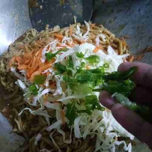 Tambahkan daun bawang yang sudah diiris. Aduk rata perlahan