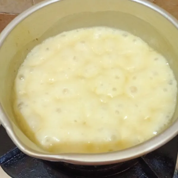 Vla putih : campurkan 2 sdm mentega cair, 350ml air, keju yg sudah diparut, 7 sdm (atau sesuai selera) susu kental manis, dan 2 sdm maizena (cairkan terlebih dahulu), kemudian panaskan hingga mengental dan bergelembung.